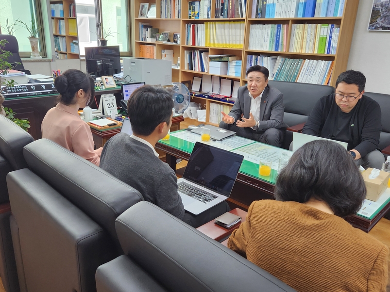 양경호 제주도의회 예산결산특별위원장이 23일 제주도인터넷신문기자협회와 인터뷰를 갖고 있다.