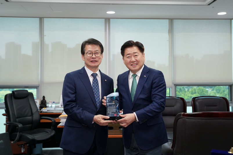 오영훈 제주지사가 25일 임호선 국회의원에게 명예도민증을 수여하고 있다. 