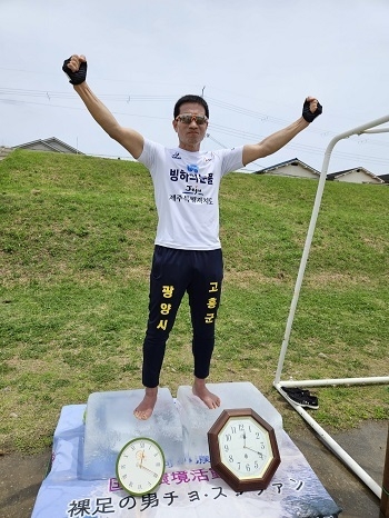 '얼음 위 맨발로 오래 서 있기' 세계 신기록 보유자인 조승환씨. 