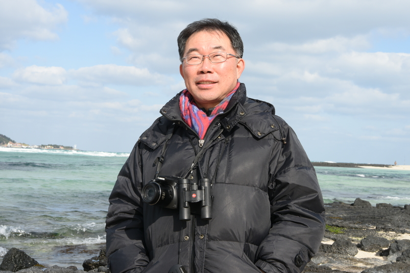 김완병(55) 제주도 민속자연사박물관 학예연구사가 금능리 해수욕장에서 비양도를 바라보고 있다. 