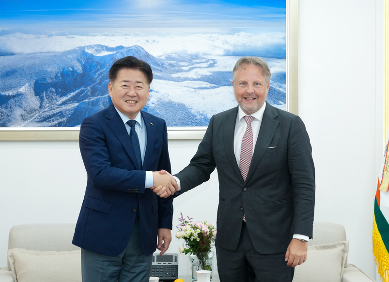 오영훈 제주지사와 스벤 올링(Svend Olling) 주한 덴마크 대사.