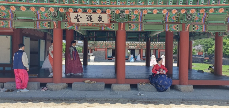 제주목 관아를 방문해 한복을 입고 있는 관람객들. 