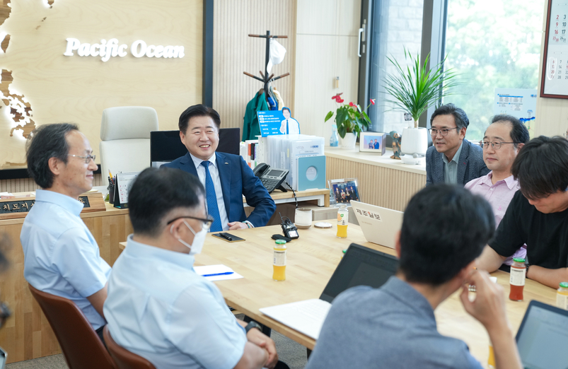 오영훈 제주지사가 27일 오전 제주도청 도지사 집무실에서 기자간담회를 갖고 있다. 