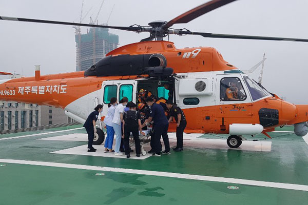 제주 첫 다목적 소방헬기 '한라매'가 정식 발대 이후 첫 임무를 수행하고 있다. 기사 속 특정 내용과 연관없음.