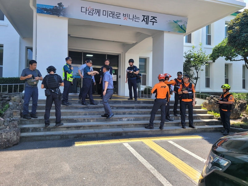 경찰이 16일 제주시청을 수색하고 있다. 