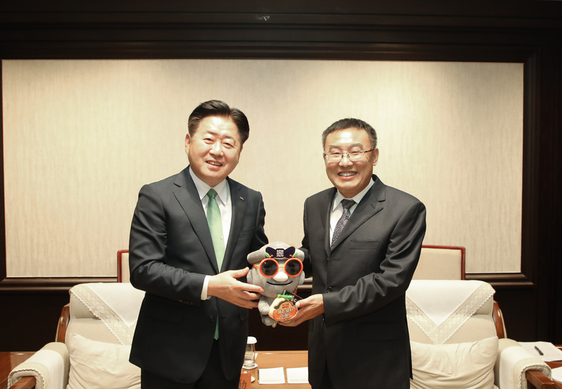 오영훈 제주지사와 루잉촨(卢映川) 문화여유부 부부장.