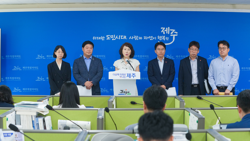 박경숙 제주도 행정체제개편위원회 위원장이 21일 오전 제주도청 기자실에서 브리핑을 갖고 있다. 