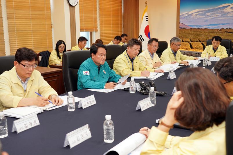 김희현 정무부지사가 22일 오후 3시 제주도청 본관 2층 백록홀에서 열린 일본 후쿠시마 원전 오염수 방류 관련 긴급 현안회의를 주재하고 있다. 