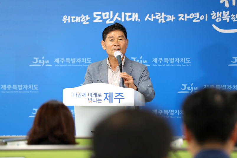 강석찬 제주도 교통항공국장이 28일 오전 제주도청 3층 기자실에서 브리핑을 갖고 있다. 
