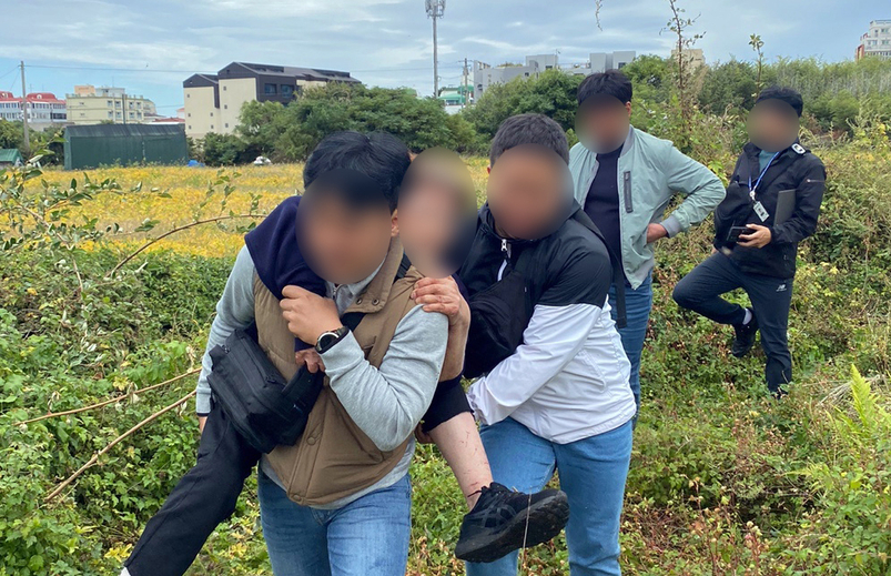 지난 18일 집을 나가 행방이 묘연했던 치매 노인을 경찰이 지난 20일 제주시 화북동 한 밭에 쓰러져 있는 상태로 발견해 업고 구출하고 있다. [제주동부경찰서 제공}