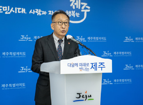 고희범 제주4·3평화재단 이사장이 2일 제주도청 기자실에서 기자회견을 갖고 있다. 
