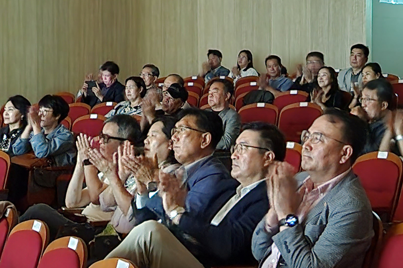 서현민, 정은선 두 명의 통기타 여성 싱어들이 지난 4일 오후 제주 김만덕기념관 만덕홀에서 열린 <제이누리> 창간 12주년 기념 콘서트에서 공연을 하고 있다.