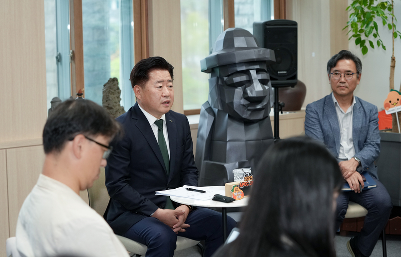 오영훈 제주지사가 6일 제주도청 소통회의실에서 출입기자단 차담회를 갖고 있다. 