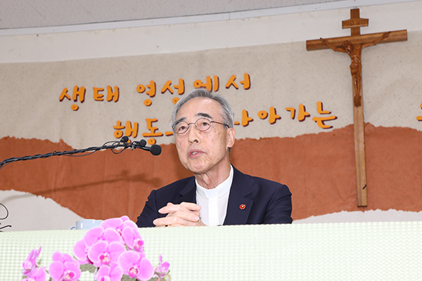 제주도내 언론사들과의 인터뷰 중 질문에 답변하고 있는 강우일 주교.