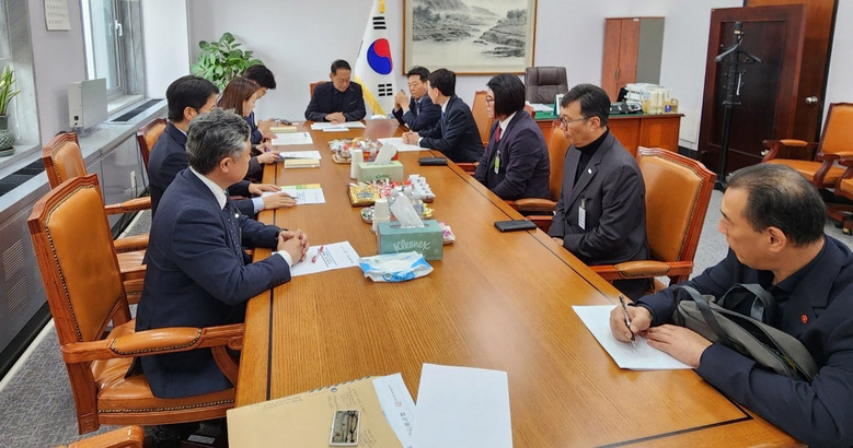 김성중 제주도 행정부지사가 지난 8일 서울 국회를 방문해 국민의힘 소속 김도읍 국회 법사위원장과 면담하고 있다.