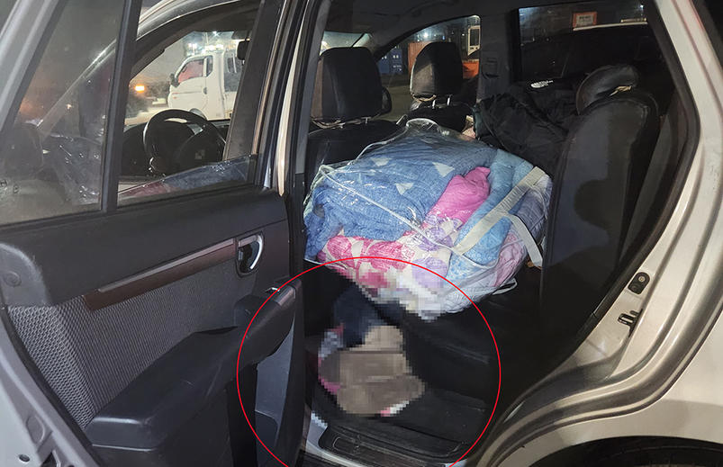 승용차 뒷죄석 바닥에 숨어 여객선을 이용해 제주를 빠져 나가려던 중국인이 적발됐다. 