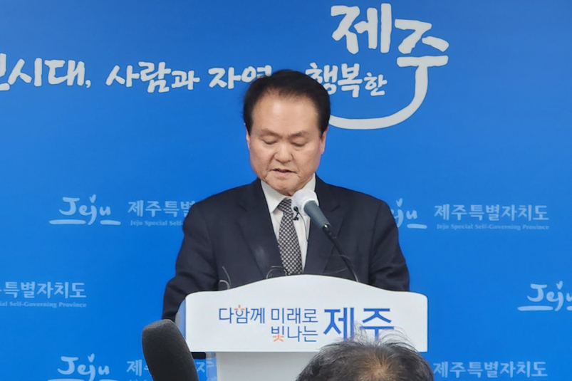 김희현 제주도 정무부지사가 제주도청 기자실에서 입장을 발표하고 있다.
