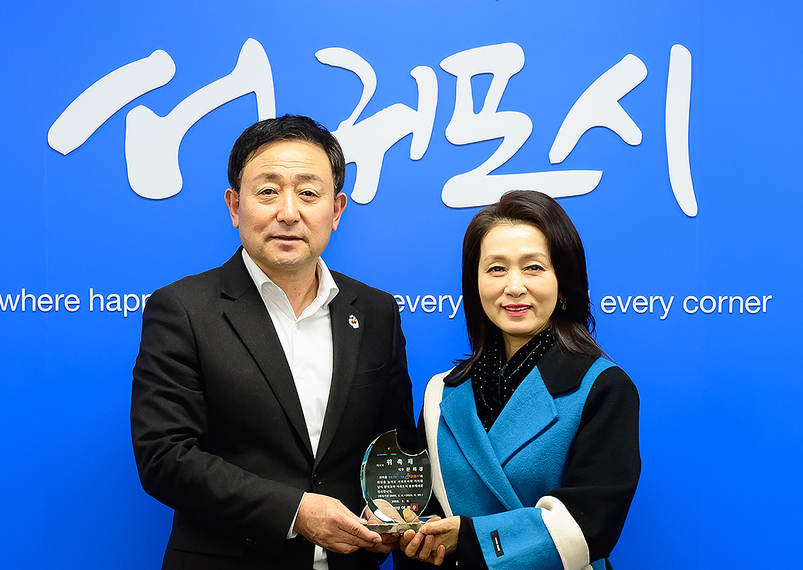 이종우 서귀포시장과 서귀포 출신 배우 문희경씨.
