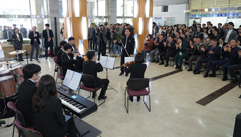 19일 제주도교육청 중앙 현관에서 열린 '늘봄 작은 음악회'에서 도교육청 장애인오케스트라 '핫빛' 깜짝 공연이 펼쳐졌다. 