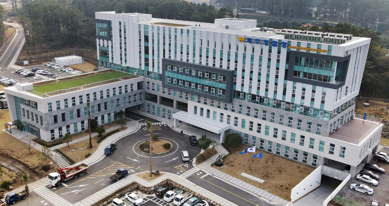 제주경찰청은 왁싱 모델을 구한다고 속여 여성의 신체사진을 전송받은 30대 남성을 붙잡았다. 