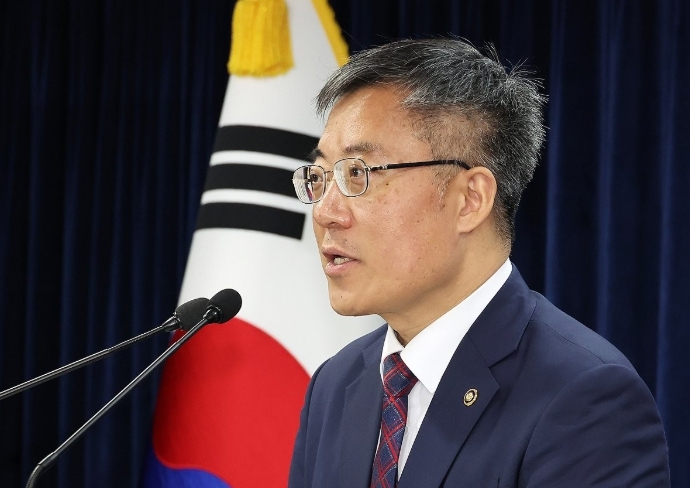제주도가 외국인 인재 유치 확대를 위한 '광역형 비자' 시범사업 대상 지역으로 선정되면서 관광과 뿌리산업 분야 외국인 유학생 유치에 탄력이 붙을 전망이다. 김석우 법무부 장관 직무대행은 이날 정부과천청사에서 '신(新) 출입국·이민정책 진행 상황' 브리핑을 열고 이런 내용을 담은 수요자 맞춤형 비자 제도 추진 현황을 발표했다.
