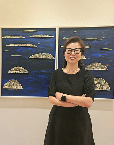 도판화 '흐르는 섬' 앞에 선 작가 근영