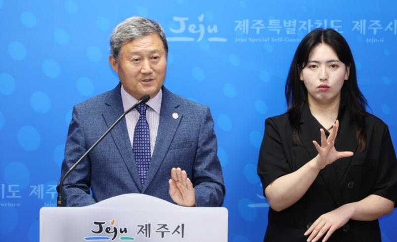 제주시 소속 공무원이 수년간 쓰레기 종량제 봉투 판매 대금을 빼돌린 정황이 드러났다. 제주시가 공식 사과하고 재발 방지 대책 마련에 나섰다. 공식 사과 입장을 밝히는 김완근 제주시장이다. 