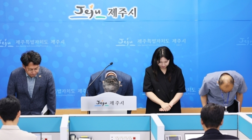 제주시 소속 공무원이 수년간 쓰레기 종량제 봉투 판매 대금을 빼돌린 정황이 드러났다. 제주시가 공식 사과하고 재발 방지 대책 마련에 나섰다. 김완근 제주시장이 사과 입장을 밝히고 고개를 숙이고 있다. 