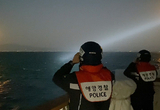 전복된 제주 갈치잡이 어선 ... 실종 선원 야간수색 성과 없어
