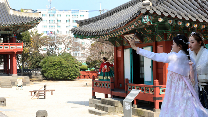 400만 관광객에 들뜰 때? ... 내국인은 빠지고, 외국인만 늘었다