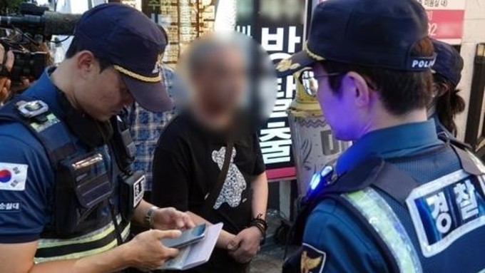 제주 누웨마루 거리서 1시간 만에 26건 적발 … 외국인 무단횡단 13건