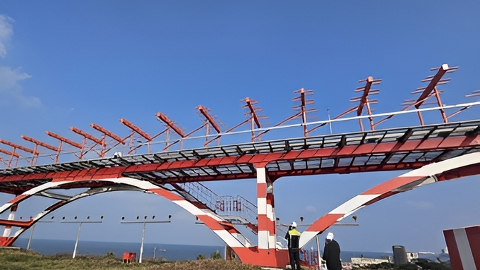 제주공항 로컬라이저, 철재 구조물 안전성 논란에 철거