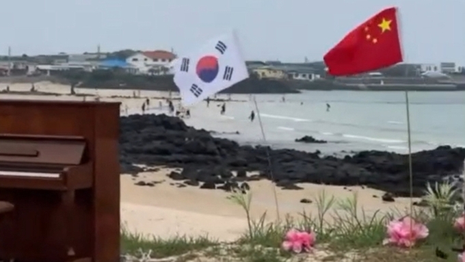 '섬속의 섬' 우도가 중국땅? … 우도 해변에 등장한 '오성홍기' 논란