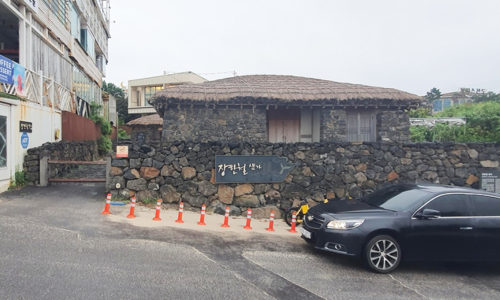 수억 들여 복원한 장한철 생가 ... "멀리서 보면 문화유산, 가까이 가면 황당"