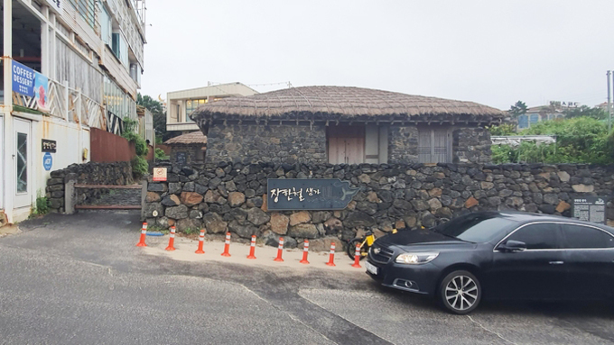 수억 들여 복원한 장한철 생가 ... "멀리서 보면 문화유산, 가까이 가면 황당"