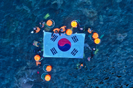 제주·울릉 해녀, 광복 80주년 맞아 독도 바다에 대형 태극기 펼쳐