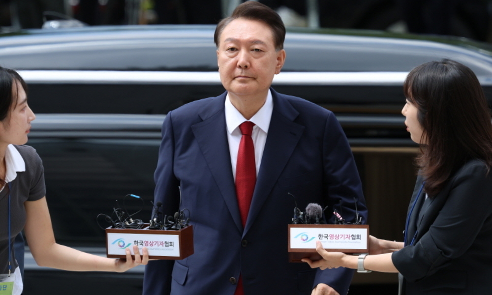 언더 찐윤의 활개, 국민이 가십에 매몰되는 순간