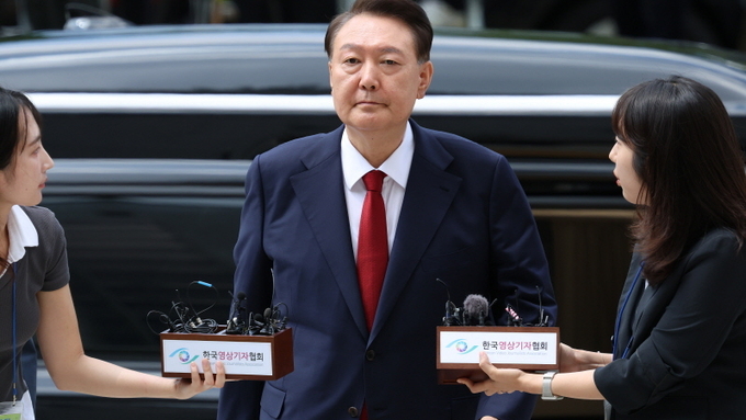 언더 찐윤의 활개, 국민이 가십에 매몰되는 순간