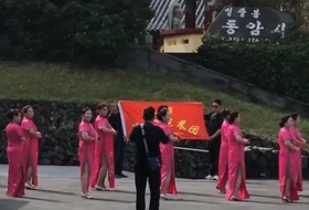 성산일출봉 배경 중국 예술단 춤? … "문화인가, 무례인가"