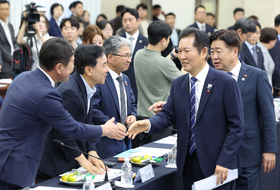 정청래, '잠들지 않는 남도' 부르며 제주4·3 아픔 공감 … 제주 전폭 지원 약속