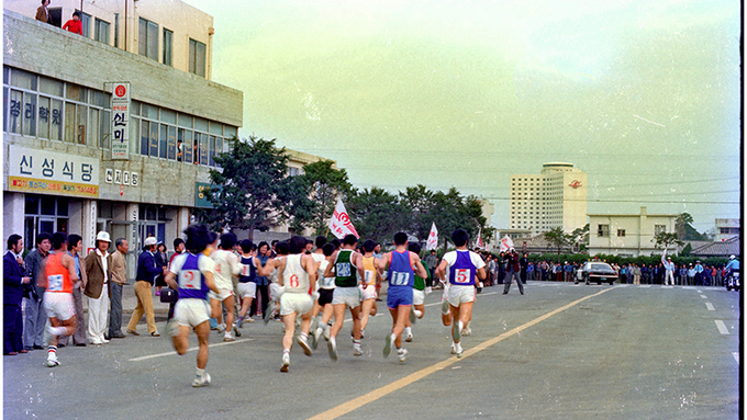 [포토 제주오디세이] 1980년 제주시청 앞 그리고 지금