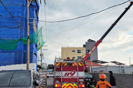 크레인이 전신주 고압선 건드려 제주 1100여 가구 정전