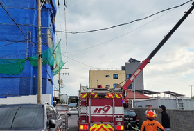 크레인이 전신주 고압선 건드려 제주 1100여 가구 정전