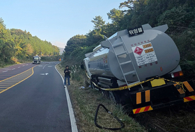 제주서 탱크로리 도랑에 빠져 … 운전자 이튿날 숨진 채 발견
