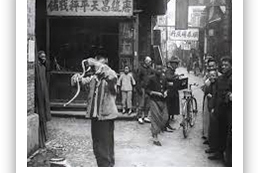 뱀을 부리며 구걸하는 방식