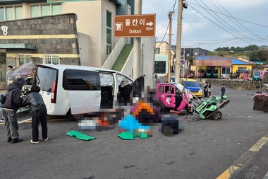 제주 우도서 승합차 돌진사고로 관광객 3명 사망·10명 중경상