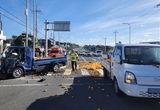 1톤 트럭끼리 충돌 ... 적재된 감귤 쏟아져 한때 도로 정체