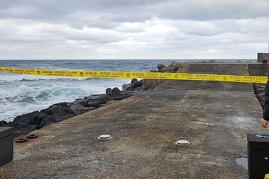 강풍에 높은 파도 몰아친다 ... 제주해경, '연안 사고 주의보' 발령