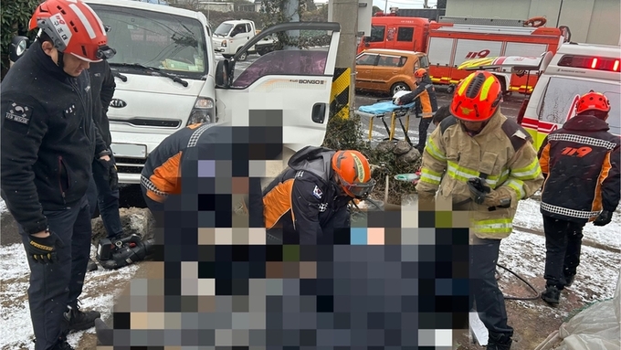 제주 곳곳서 빙판길 사고 ... 차량 미끄러져 신호등까지 파손