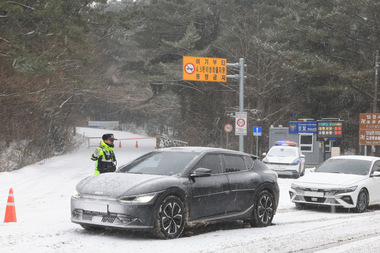 지붕 날아가고 차 미끄러지고 ... 제주, 강풍·폭설로 사고 속출